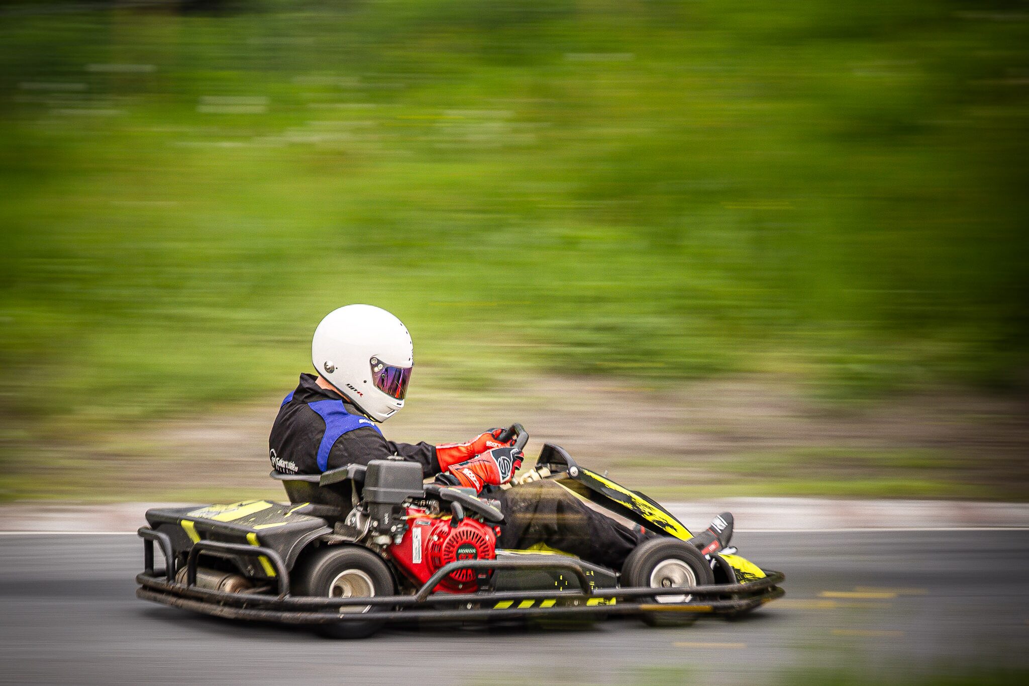 Gokarter gjennom en sving på Ålesund Kart Ring