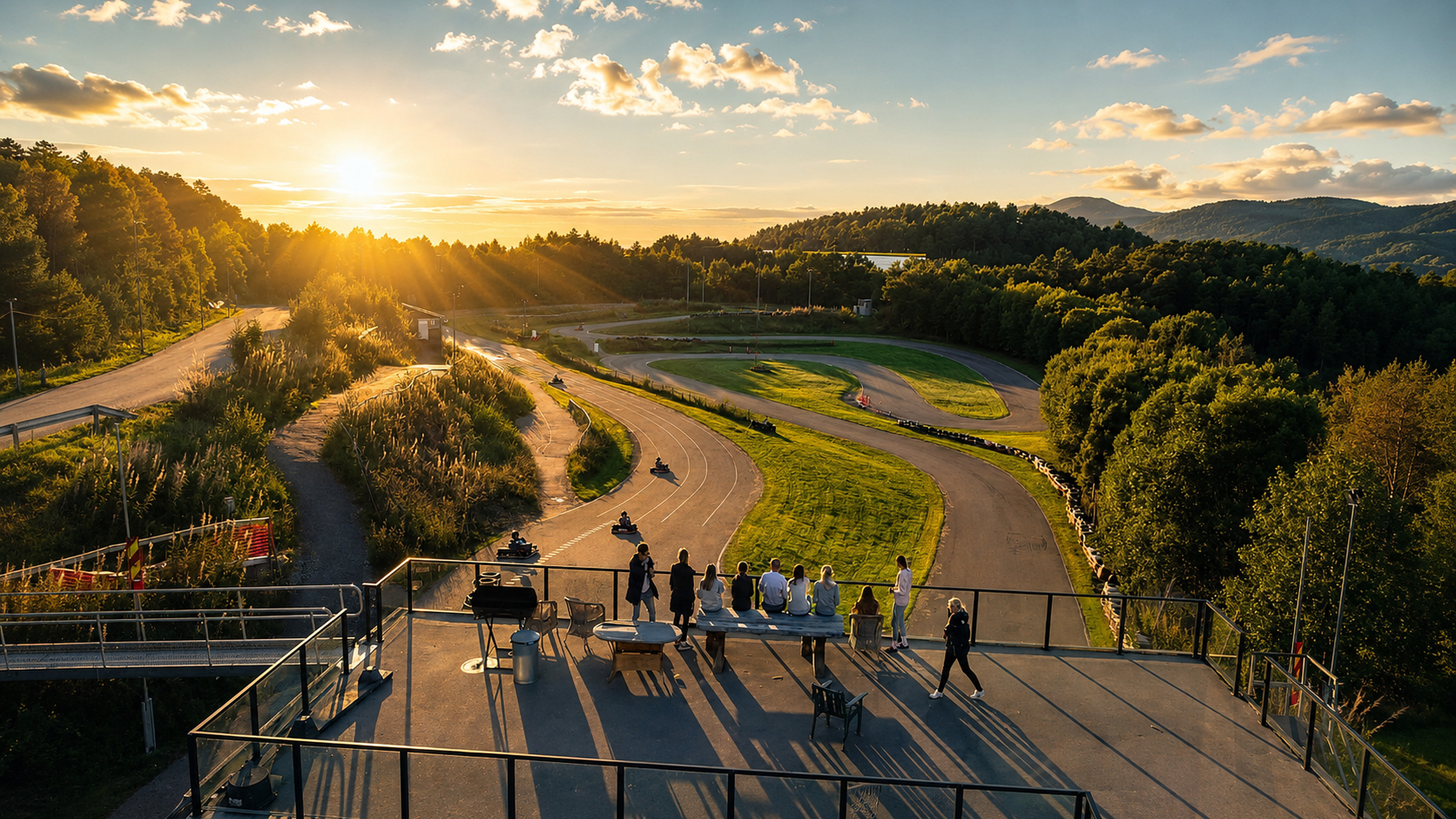 Gokartene oppstilt på startstreken på Ålesund Kart Ring