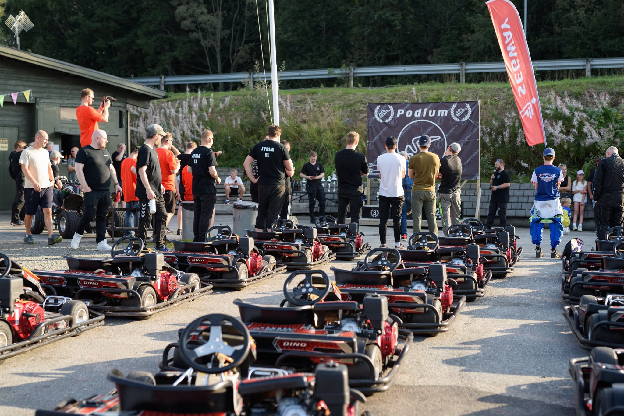 Firmaevent med lag oppstilt på gokartbanen