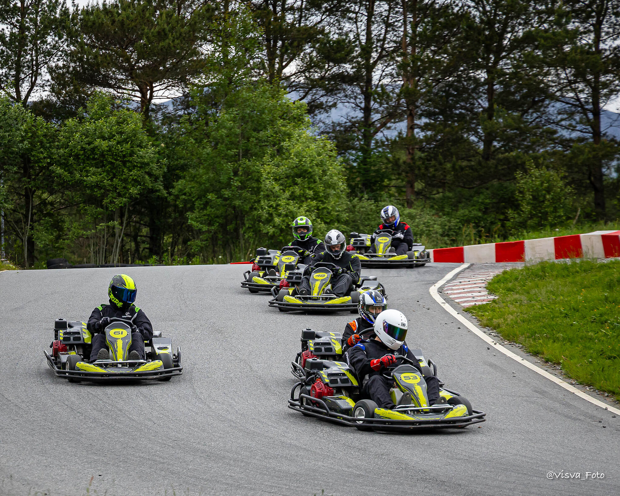 Flere gokart side om side i en sving på Ålesund Kart Ring