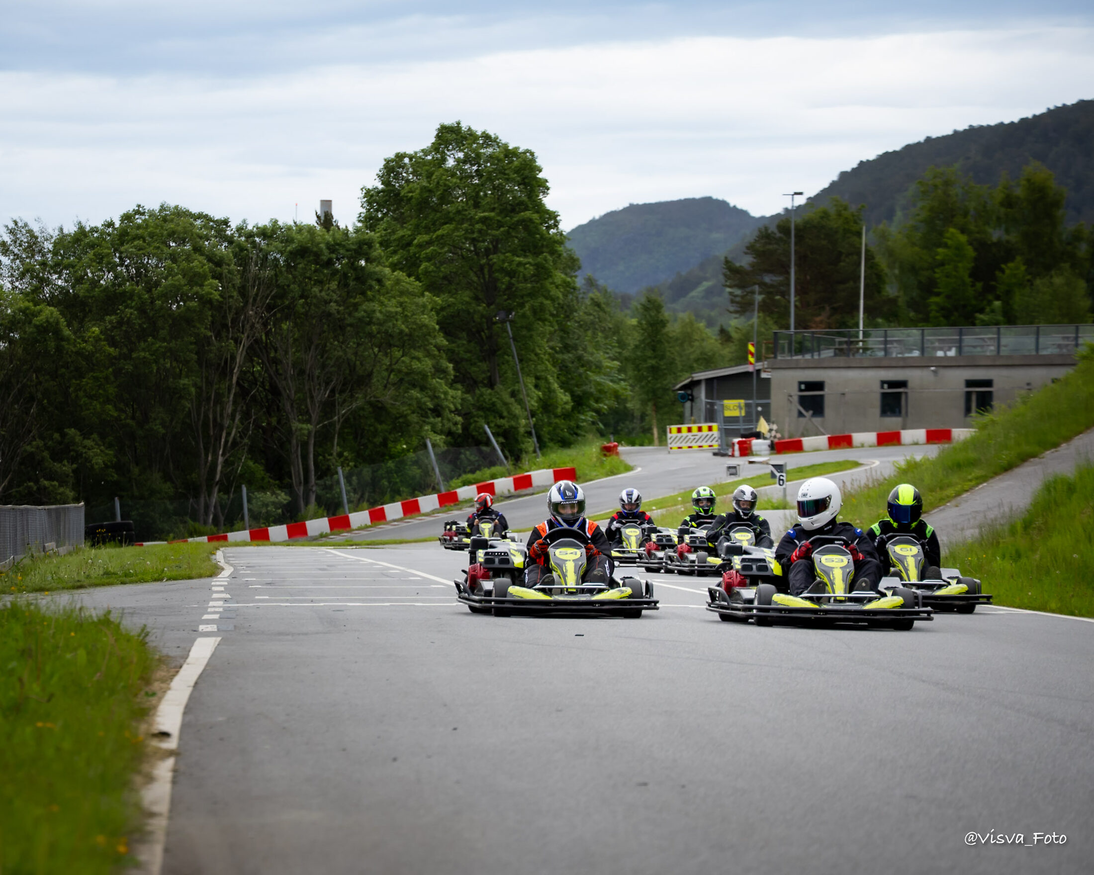 Gjeng med gokart klare på startstreken til utdrikningslag
