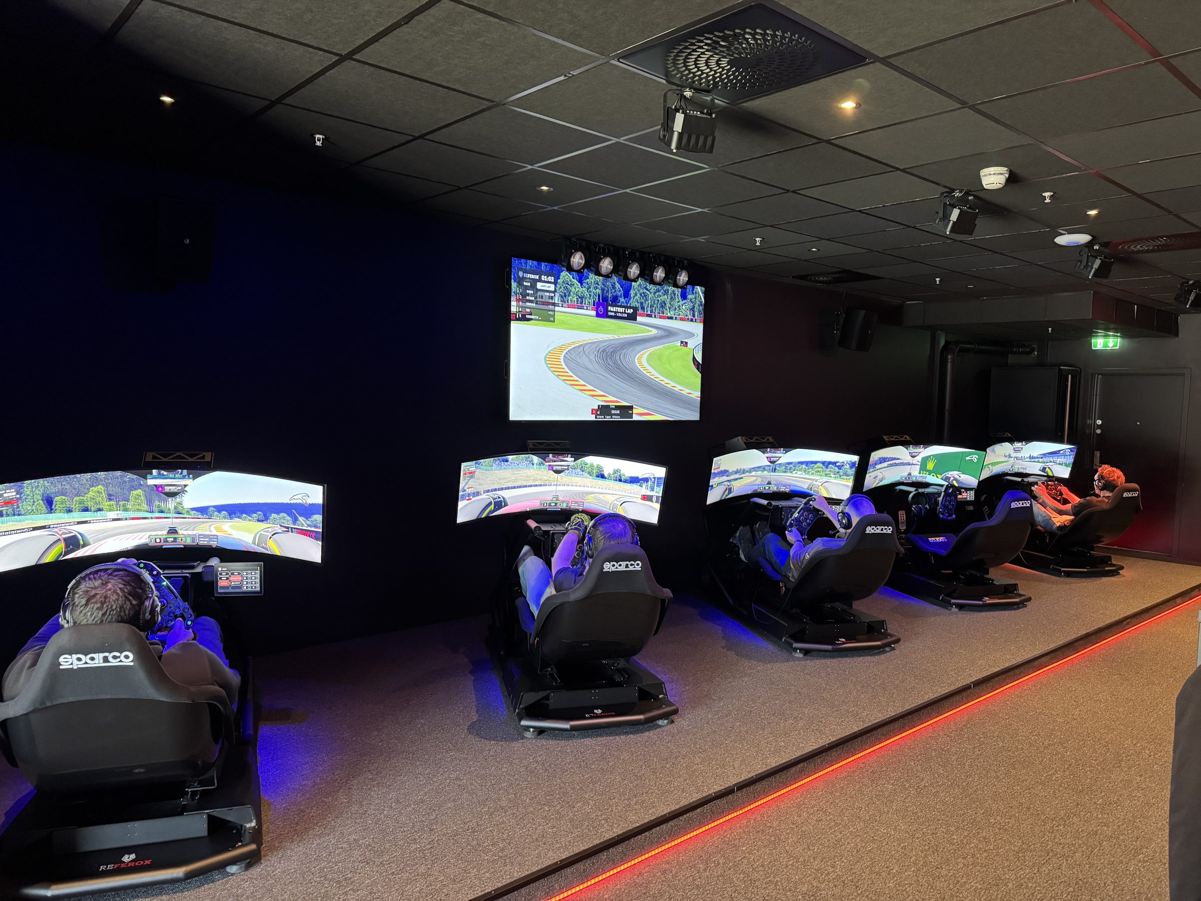 Racing-simulator i eget rom hos Gokartutleie Ålesund